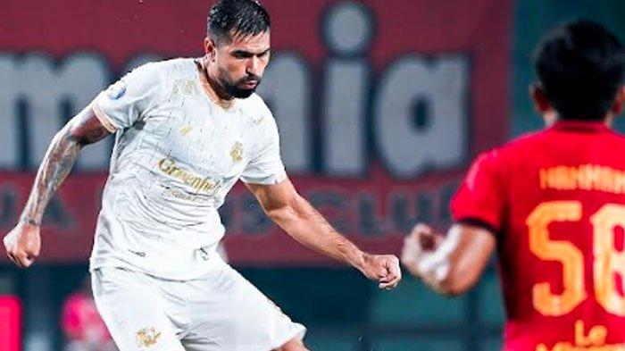 PERTANDINGAN - Pemain Arema FC, Julian Guevara saat mengoper bola di laga Persija vs Arema FC di Stadion Patriot Candrabhaga Bekasi, Minggu (9/3/2025). Dalam pertandingan ini, Singo Edan menang dengan skor 1-3. 