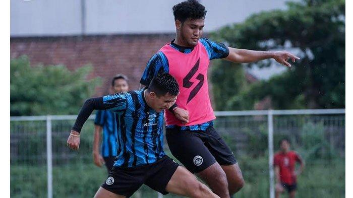 Pemain Arema FC, M Rafli dan Ariel Lucero saat berduel dalam sesi latihan tim Arema FC pada Senin (4/3/2024).