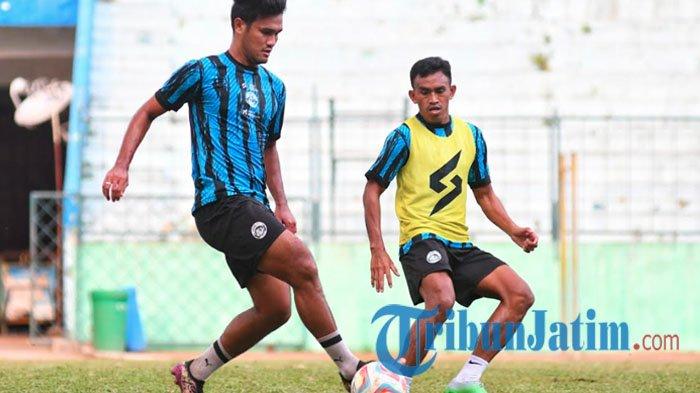 Pemain Arema FC, M Rafli (kiri) menggiring bola dibayangi Hamdi Sula (kanan) saat berlatih di Stadion Gajayana Kota Malang, Jawa Timur, Selasa (25/7/2023). Arema FC melakukan persiapan jelang laga lanjutan Liga 1 melawan Persis Solo, Minggu (30/7/2023) mendatang.
