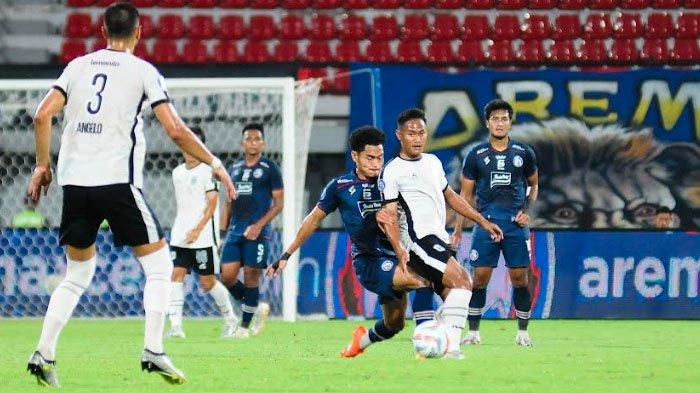 Pemain Arema FC, Mikael Tata saat berduel dengan pemain Rans Nusantara FC dalam lanjutan kompetisi Liga 1 pekan kedelapan Arema FC vs Rans Nusantara FC di Stadion Kapten I Wayan Dipta Bali, Senin (14/8/2023).