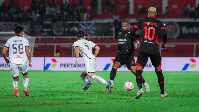 Pemain Arema FC, Thales Lira ketika menggiring bola dibayang-bayangi oleh pemain Persija Jakarta, Ryo Matsumura di Stadion Soepriadi Blitar pada pekan 9 Liga 1 2024/2025 Arema FC vs Persija Jakarta, Sabtu (26/10/2024).