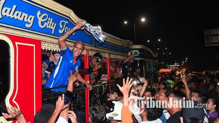 Pemain Arema FC, Wiliam Marcilio menyapa Aremania saat penyambutan tim Arema FC di Exit Tol Madyopuro, Kota Malang, Jawa Timur, Senin (5/8/2024). Arema FC berhasil menjuarai Piala Presiden 2024 usai mengalahkan Borneo FC di Stadion Manahan Solo, Minggu (4/8/2024).