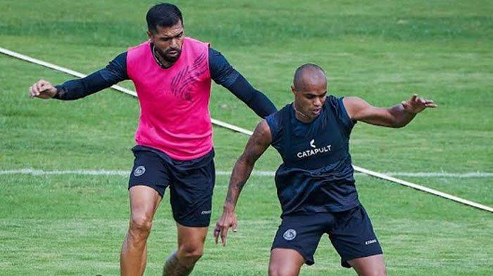 LATIHAN AREMA FC - Pemain Arema FC, Wiliam Marcilio (kanan) saat dibayang-bayangi oleh Julian Guevara dalam sesi latihan Arema FC di Lapangan Wonoayu, Wajak, Kabupaten Malang, pada Januari 2025. Singo Edan fokus menjaga kekompakan dan chemistry antar pemain usai menelan hasil minor di kompetisi Liga 1 2024/2025.