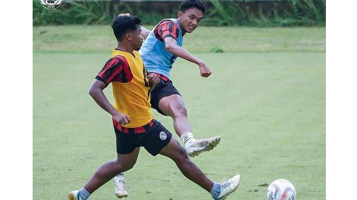 Pemain Arema FC mengikuti latihan di Bali, Senin (4/3/2024).