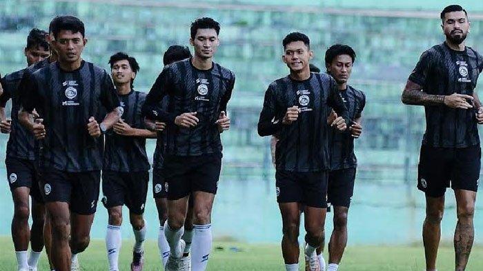 Pemain Arema FC saat berlatih di Stadion Gajayana Malang, 2024.