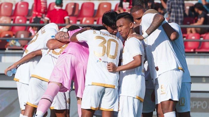 Pemain Arema FC saat laga Bali United vs Arema FC pada pekan keempat kompetisi Liga 1 2024/2025 di Stadion Kapten I Wayan Dipta Bali, Rabu (11/9/2024).