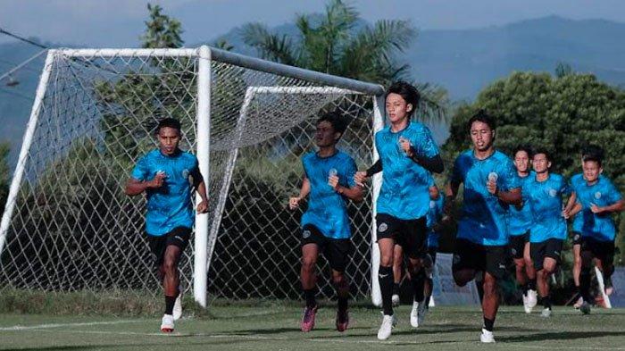 Pemain Arema FC saat menjalani latihan di Lapangan ARG Soccer Field Malang pada Selasa (9/7/2024).