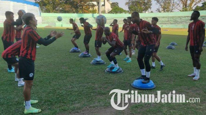Pemain Arema FC saat menjalani sesi latihan rutin di Stadion Gajayana Malang, Senin (25/9/2023).