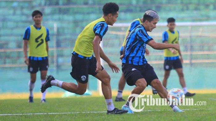 Pemain Arema FC saat menjalani sesi latihan rutin di Stadion Gajayana Malang, Rabu (12/7/2023).