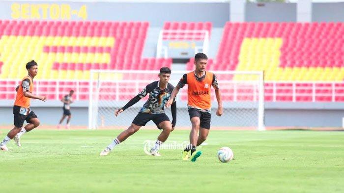 Pemain Deltras FC saat menggelar latihan perdana di Stadion Gelora Delta Sidoarjo usia renovasi