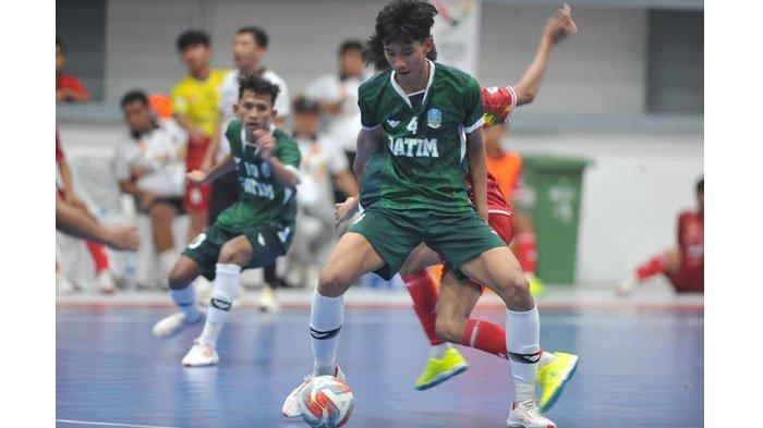 Pemain Futsal Jatim (kaus hijau) berduel dengan pemain Sulawesi Barat, laga ketiga Grup A Cabor Futsal PON XXI 2024 di Gor Dispora Sumut, Jalan William Iskandar, Deli Serdang, Selasa (3/9/2024).