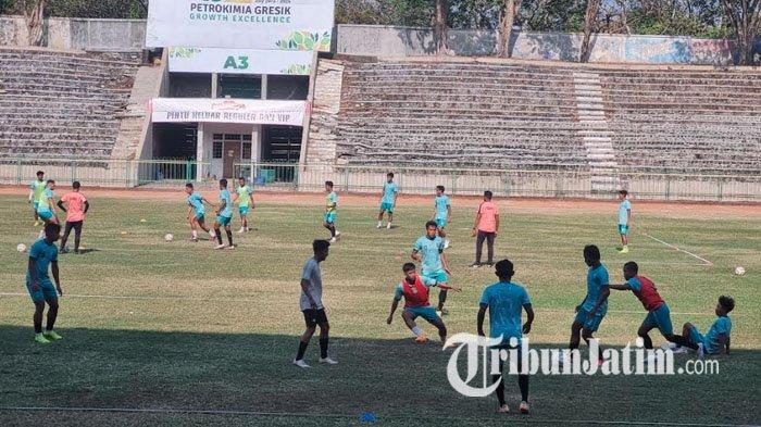 Pemain Gresik United berlatih di Stadion Petrokimia Gresik, Senin (2/9/2024) siang.
