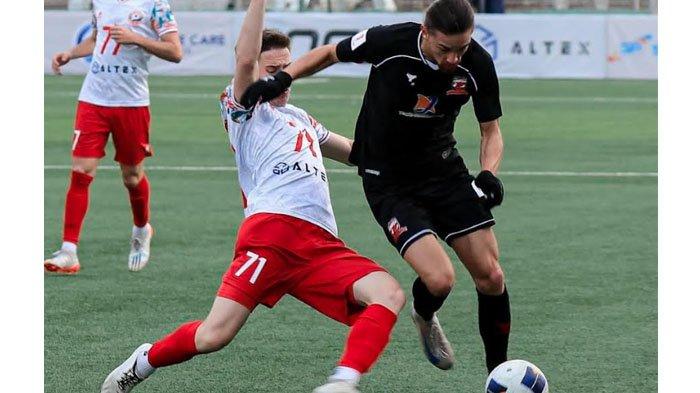 Pemain Madura United, Jordy Wehrmann (kaus hitam) berduel dengan pemain Selenge Press Falcons di Stadion MFF Football Centre, Ulaanbaatar, Mongolia, Minggu (27/10/2024).
