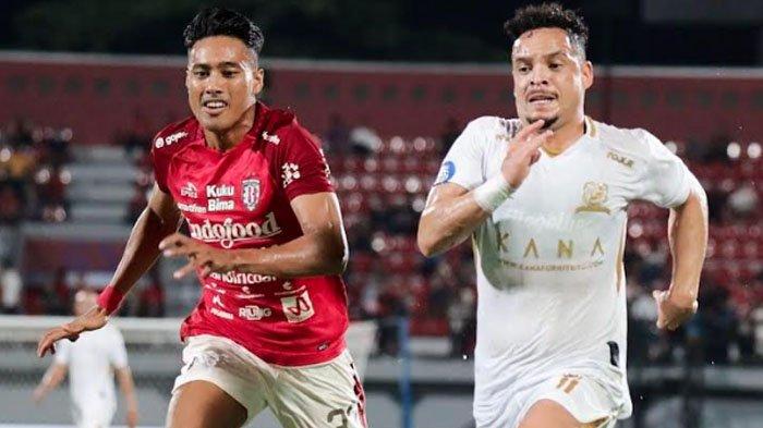 Pemain Madura United, Lulinha berduel dengan pemain Bali United pada laga lanjutan Liga 1 2023/2024 Bali United vs Madura United di Stadion Kapten I Wayan Dipta Bali, Sabtu (15/7/2023).