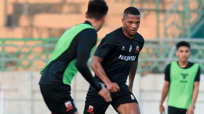 Pemain Madura United menjalani latihan di Stadion Gelora Bangkalan, Rabu (14/8/2024), dalam persiapan menghadapi Barito Putera.