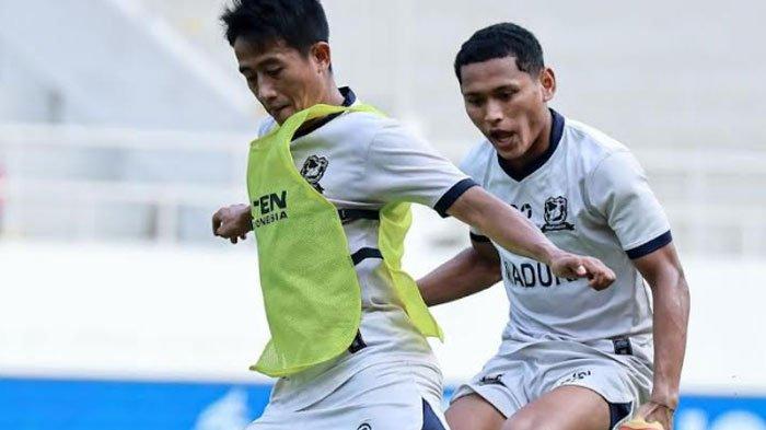 Pemain Madura United melakukan OT jelang menghadapi PSIS Semarang di Stadion Jatidiri, Semarang.