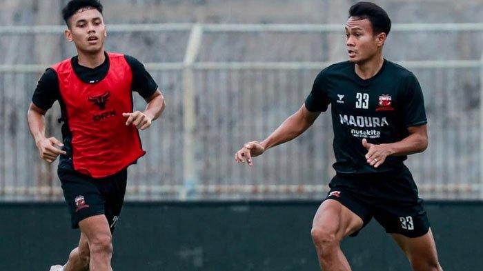 KUMPUL LEBIH AWAL - Pemain Madura United menjalani latihan di Stadion Gelora Bangkalan, Minggu (23/3/2025). Ini jadi latihan terakhir sebelum tim diliburkan. Tim sudah harus kembali berlatih pada 2 April 2025 mendatang.