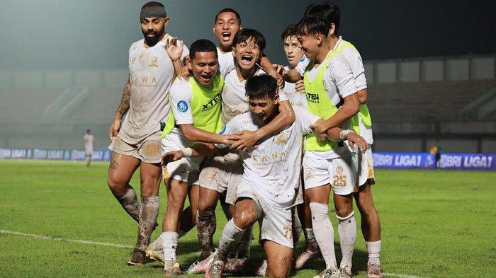 Pemain Madura United merayakan gol ke gawang Dewa United, pada laga lanjutan Liga 1 2023/2024 Dewa United vs Madura United, di Stadion Indomilk Arena Tangerang, Kamis (25/4/2024). Laga berakhir imbang 2-2.