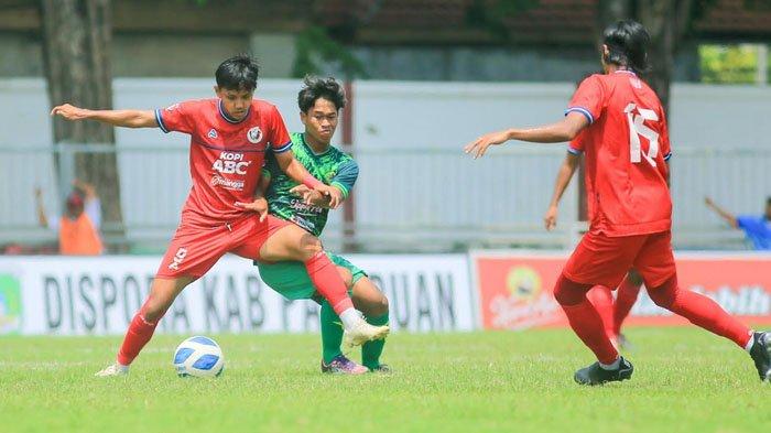 Pemain NZR Sumbersari FC saat berduel dengan pemain Perseta Tulungagung di laga kompetisi Liga 3 Jatim pada Senin (1/2/2024).