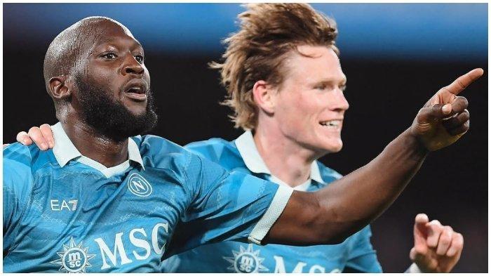 BUANGAN BERSINAR - Pemain Napoli Romelu Lukaku dan Scott McTominay merayakan gol ke gawang Empoli pada pertandingan pekan ke-32 Liga Italia 2024/2025 di Stadion Diego Armando Maradona, Selasa (15/4/2025). Scott McTominay dan Romelu Lukaku menjadi aktor kemenangan Napoli atas Cagliari, sekaligus memastikan scudetto di tangan alias juara Liga Italia 2024-2025