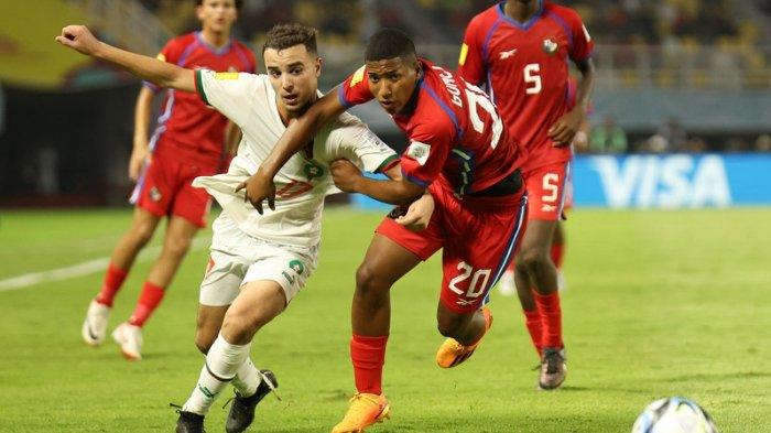 Pemain Panama (kanan) berebut bola dengan pemain Maroko di Stadion GBT, Jumat (10/11/2023).