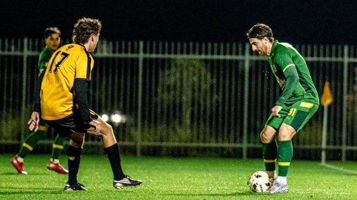 POSISI BARU : Pemain Persebaya, Dejan Tumbas menguasai bola dihalau pemain Football West All Star di Sam Kerr Football Centre, Queens Park, Perth, Rabu (9/7/2025) malam. Kredit Foto: Media Persebaya