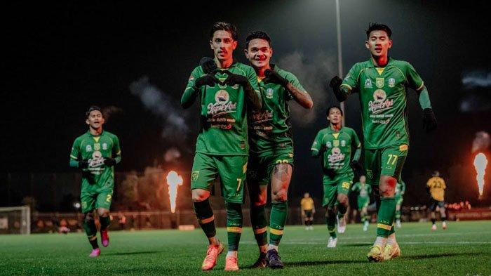 SELEBRASI - Pemain Persebaya Surabaya, Francisco Rivera melakukan selebrasi usai menjebol gawang Football West All Star di Sam Kerr Football Centre, Queens Park, Perth, Australia, Rabu (9/7/2025). Laga uji coba internasional itu berakhir dengan skor 2-0 untuk kemenangan Bajul Ijo.