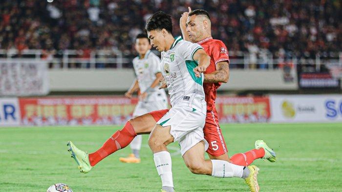 Pemain Persebaya, M Iqbal melewati hadangan pemain Persis Solo di Stadion Manahan, Solo.