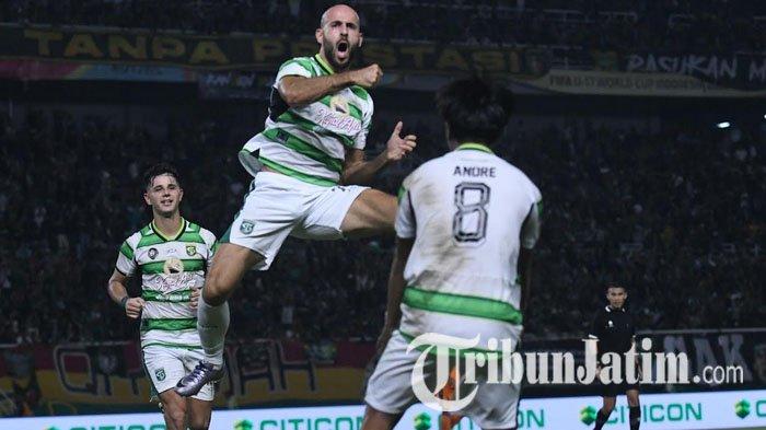 Pemain Persebaya Surabaya, Mohammad Rashid melakukan selebrasi usai mencetak gol di laga Anniversary Game ke-97 Persebaya vs Persibo Bojonegoro, di Stadion Gelora Bung Tomo (GBT) Surabaya, Sabtu (29/6/2024) malam. Pertandingan berakhir dengan skor 2-0 untuk kemenangan Bajul Ijo.