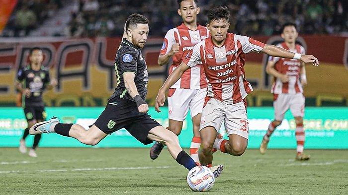 Pemain Persebaya, Robson Duarte menendang bola mengarah ke gawang Persis Solo di Stadion GBT.