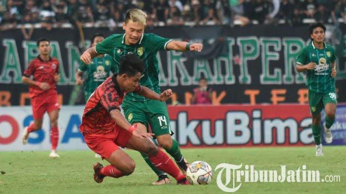 Pemain Persebaya, Sho Yamamoto diadang pemain Persija pada laga Persebaya vs Persija Jakarta di Stadion Gelora Bung Tomo (GBT) Surabaya, Minggu (18/6/2023).