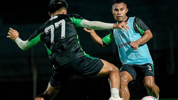 PERSIAPAN - Pemain Persebaya Surabaya, Ardi Idrus melepaskan tendangan di Stadion Gelora 10 November Surabaya, Kamis (27/2/2025). Latihan ini sebagai persiapan menghadapi Persib Bandung di Stadion GBT Surabaya, Sabtu (1/3/2025)
