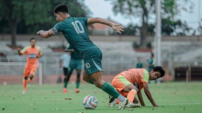 Pemain Persebaya Surabaya, Bruno Moreira diadang pemain Raka FC dalam sesi pertandingan uji coba di Stadion Gelora 10 November, Surabaya, Senin (24/6/2024).