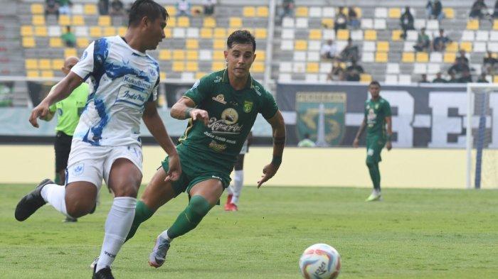 Pemain Persebaya Surabaya Bruno Moreira (kanan) berebut bola dengan pemain PSIS Semarang (kiri) pada pertandingan yang berlangsung di Stadion Gelora Bung Tomo (GBT) Surabaya, Selasa (30/1/2024). Pada Liga 1 musim 2023/ 2024 Matchday ke-20 ini Persebaya ditahan imbang PSIS dengan skor akhir 1-1.