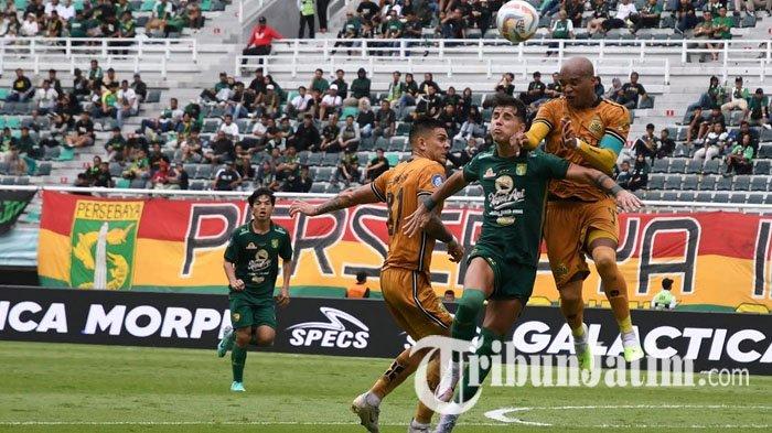 Pemain Persebaya Surabaya, Bruno Moreira (tengah) diapit Pemain Bhayangkara FC, Herrera (kiri) dan A Salles (kanan) pada pertandingan Persebaya vs Bhayangkara FC di Stadion Gelora Bung Tomo (GBT) Surabaya, Minggu (4/2/2024). Pada pertandingan Liga 1 2023/2024 Matchday ke-24 ini, Persebaya berhasil menang dengan skor akhir 1-0.