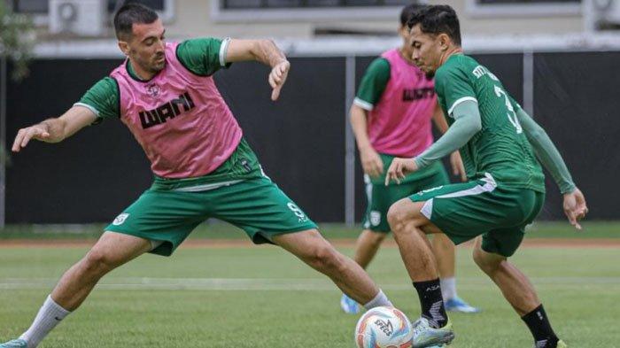 Pemain Persebaya Surabaya, Dusan Stevanovic saat menjalani latihan tim secara penuh pertama usai mengalami cedera engkel, Kamis (14/12/2023).