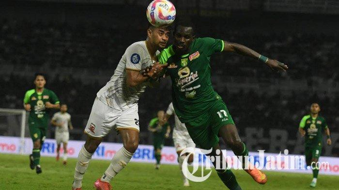 DUEL - Pemain Persebaya Surabaya, Flavio Silva berduel dengan pemain Madura United saat laga Persebaya vs Madura United di Stadion Gelora Bung Tomo (GBT) Surabaya, Minggu (20/4/2025) malam. Dalam laga pekan ke-29 Liga 1 2024/2025 ini, Bajul Ijo menang 1-0.
