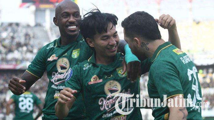 Pemain Persebaya Surabaya, M Iqbal merayakan gol ke gawang PSS Sleman pada laga lanjutan Liga 1 2023/2024 Persebaya vs PSS Sleman, di Stadion Gelora Bung Tomo (GBT) Surabaya, Minggu (3/3/2024). Laga ini berakhir dengan skor 2-1 untuk kemenangan Persebaya.