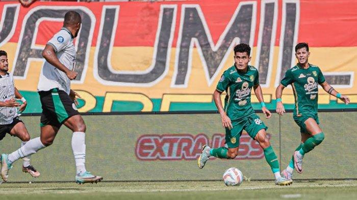 Pemain Persebaya Surabaya, Mikael Tata saat bermain dalam laga Persebaya vs PSS Sleman di Liga 1 2023/2024.