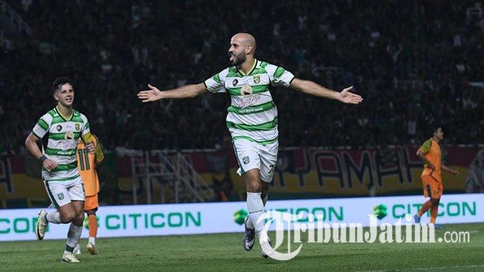 Pemain Persebaya Surabaya, Mohammed Rashid dan Bruno Moreira mencetak gol di laga Anniversary Game ke-97 Persebaya vs Persibo Bojonegoro, di Stadion Gelora Bung Tomo (GBT) Surabaya, Sabtu (29/6/2024) malam.