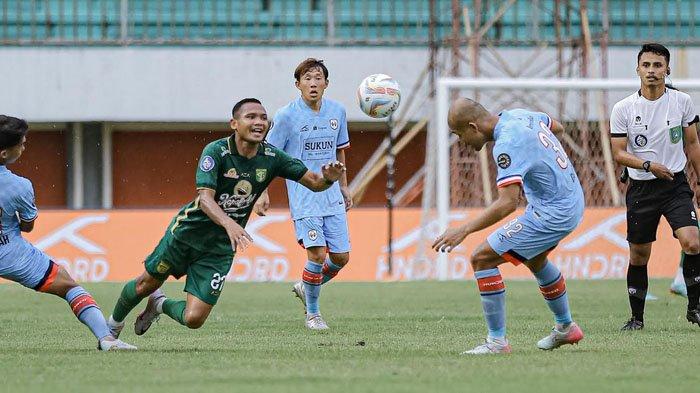 Pemain Persebaya Surabaya, Oktafianus Fernando diadang pemain Rans Nusantara FC pada laga lanjutan Liga 1 2023-2024 Rans Nusantara vs Persebaya, di Stadion Maguwoharjo, Sleman, Jumat (1/12/2023) sore.