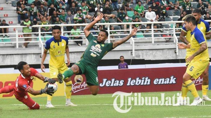 Pemain Persebaya Surabaya, Paulo Victor berebut bola dengan kiper Barito Putera, Ega Rizky Pramana (jersey merah) pada laga Persebaya vs Barito Putera di Stadion Gelora Bung Tomo (GBT) Surabaya, Sabtu (8/7/2023). Pada laga pekan kedua Liga 1 2023/2024 ini, Persebaya ditahan Barito Putera dengan skor akhir 1-1.