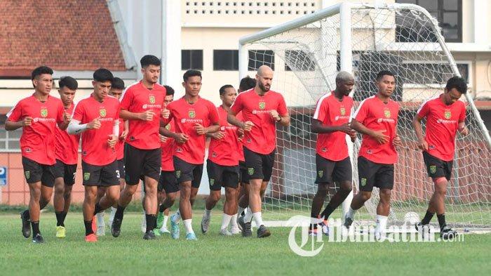 Pemain Persebaya Surabaya menjalani latihan di Lapangan Thor, Surabaya, 2024.