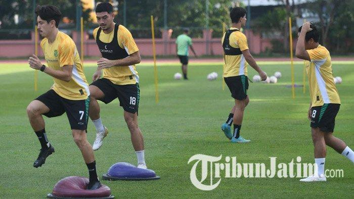 TAMBAH KEKUATAN - Pemain Persebaya Surabaya menjalani latihan di Lapangan Thor Surabaya, Sabtu (22/3/2025). Pelatih Persebaya, Paul Munster menyebut, Malik Risaldi dan Kadek Raditya sudah sembuh, siap diturunkan lawan Persija.