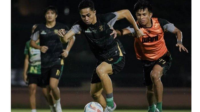 Pemain Persebaya Surabaya menjalani latihan di Lapangan Thor Surabaya, sebagai persiapan menatap laga menghadapi Dewa United, pada lanjutan Liga 1 2023/2024.