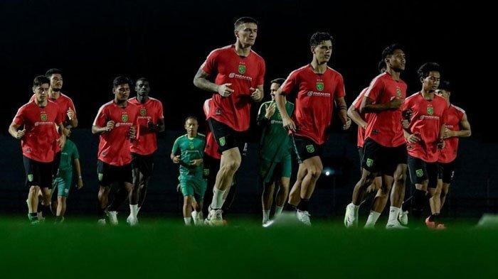 Pemain Persebaya Surabaya menjalani latihan di Stadion Gelora 10 Nopember Surabaya, jelang menghadapi tuan rumah Madura United di Stadion Gelora Bangakalan, 2024.