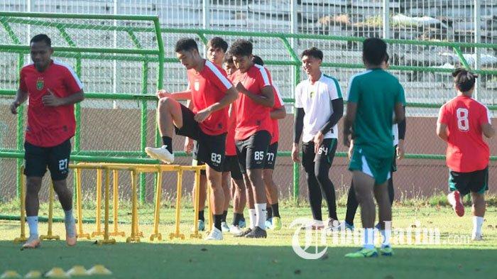 Pemain Persebaya Surabaya menjalani latihan di Stadion Gelora 10 Nopember Surabaya, Selasa (18/6/2024).