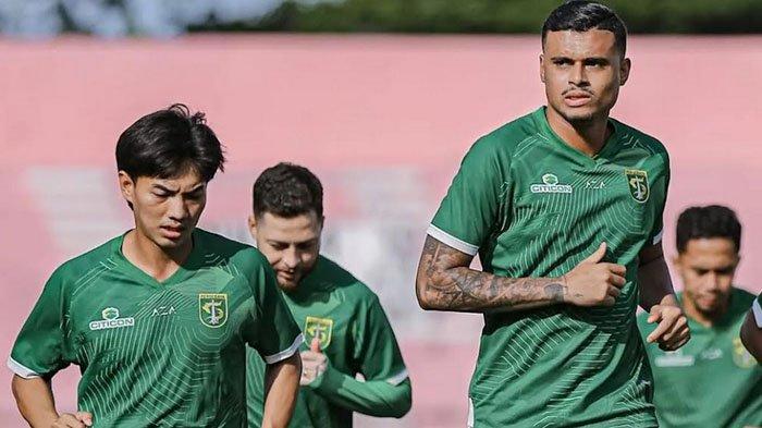 Pemain Persebaya Surabaya menjalani latihan di Stadion Gelora Delta Sidoarjo, Minggu (3/12/2023).