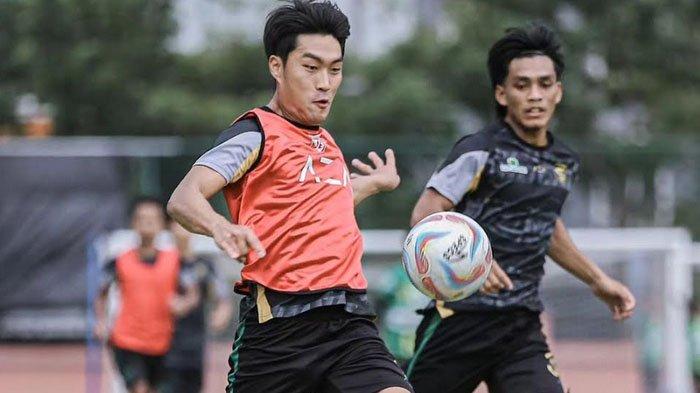 Pemain Persebaya Surabaya menjalani latihan di bawah komando Paul Munster, 2024.