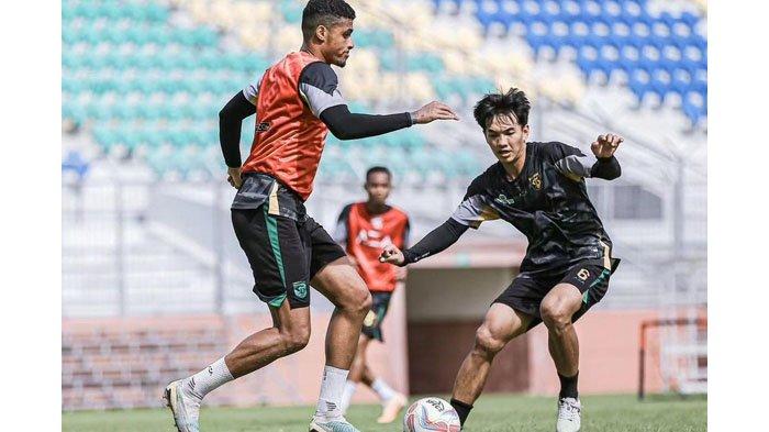 Pemain Persebaya Surabaya menjalani latihan intens jelang menghadapi PSIS Semarang, 2024.